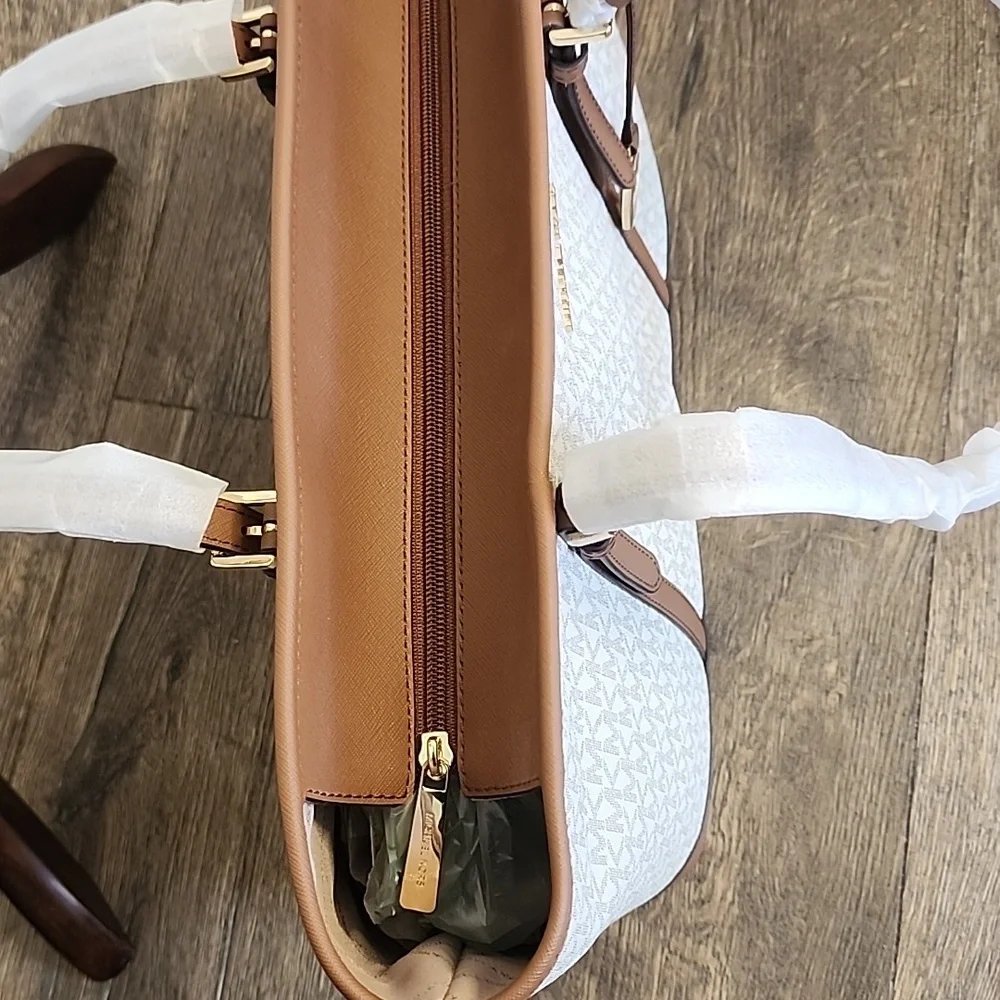 LARGE MICHEL KORS BAG. - Picture 8 of 12